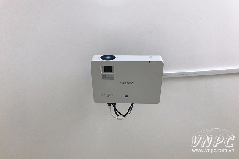 Lắp máy chiếu Sony VPL-DX221 cho phòng họp nhỏ tại Q.10