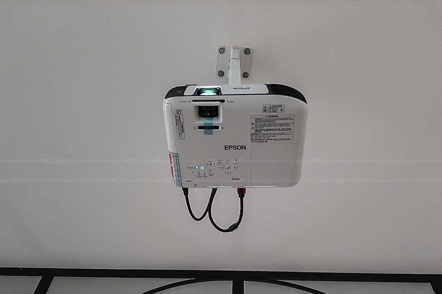 Lắp đặt máy chiếu Epson EB-X41 treo trần chiếu trực tiếp lên tường