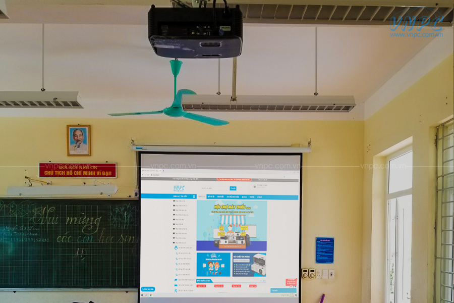 Lắp máy chiếu Optoma PX390 dùng dạy học tại Trường tiểu học Võng La