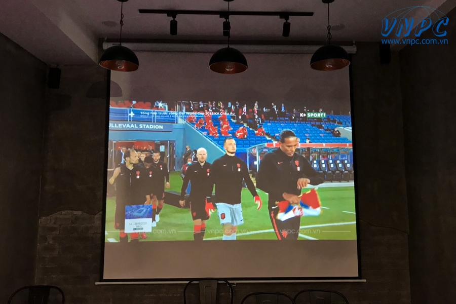 Lắp đặt máy chiếu Optoma HD30HDR chiếu bóng đá