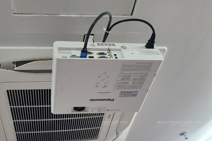 Lắp đặt máy chiếu Panasonic PT-LB426 văn phòng công ty tại TpHCM