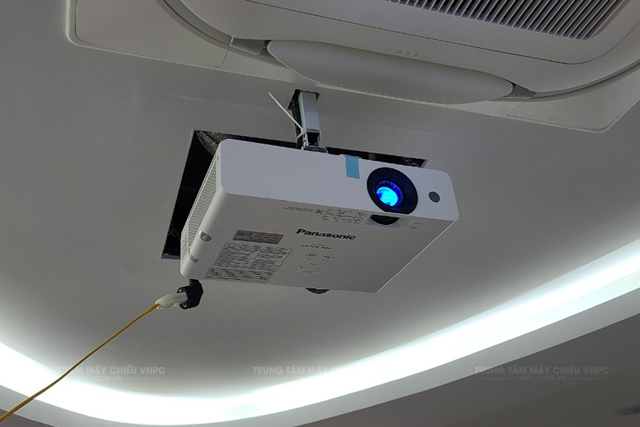 Lắp đặt máy chiếu Panasonic PT-LB426 văn phòng công ty tại TpHCM