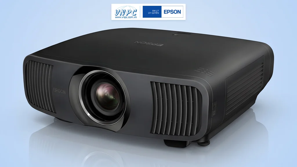Epson EH LS12000B hỗ trợ đầu vào 4K 120fps tối ưu hóa cho trải nghiệm chơi game mượt mà đỉnh cao trên màn hình lớn.
