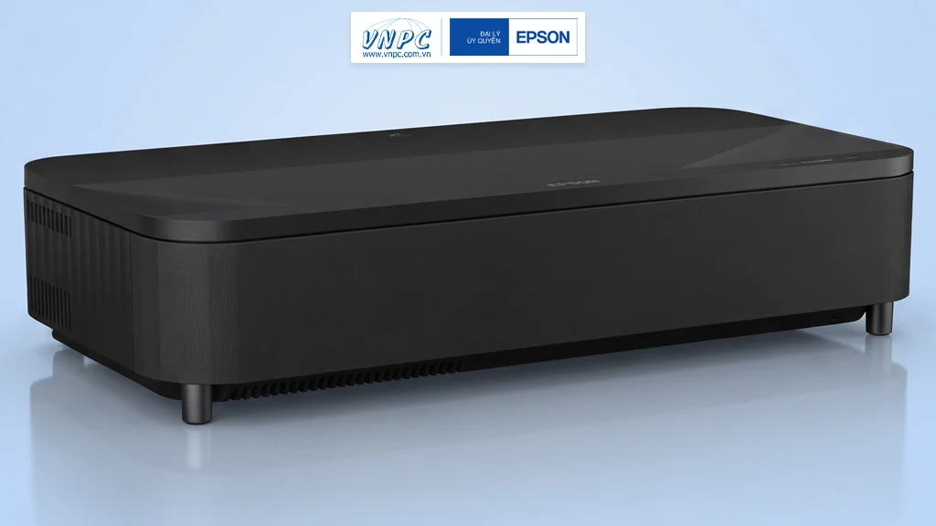 Máy chiếu Epson EH LS800B sở hữu thiết kế ống kính siêu ngắn tiên tiến có thể chiếu màn hình 100 inch chỉ cách tường 9.8cm.