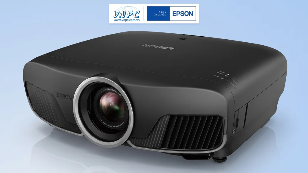 Epson EH TW9400 kết hợp công nghệ 3LCD và công nghệ nâng cấp độ phân giải 4K PRO UHD tái hiện hình ảnh sắc nét và chi tiết.