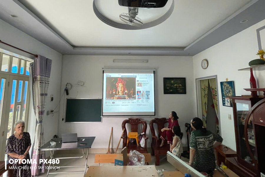 Lắp đặt Optoma PX480 và Màn chiếu 100inch phục vụ giảng dạy tại gia