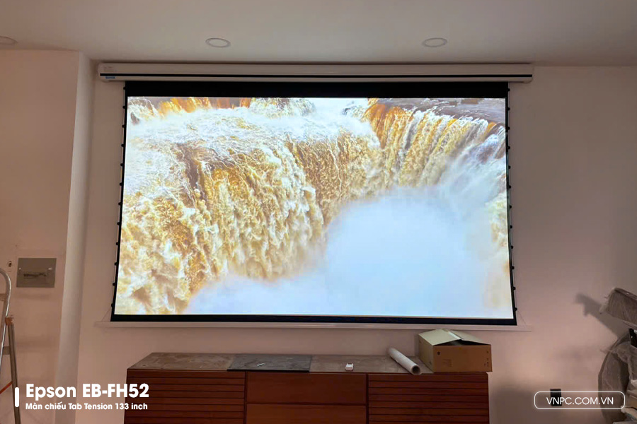 Lắp đặt Epson EB-FH52 và Màn chiếu Tab Tension 133 inch