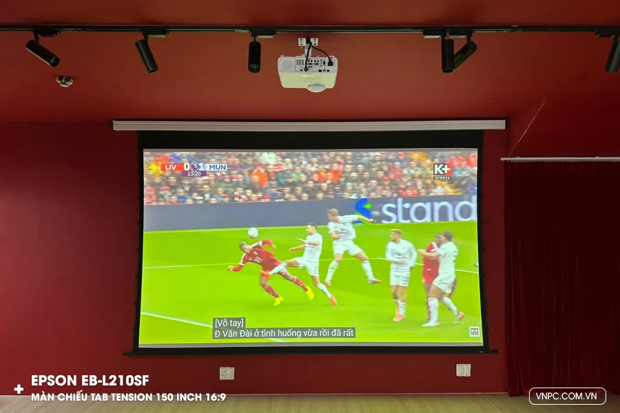 Máy chiếu Epson EB-L210SF và màn chiếu điện Tab Tension 150 inch tỷ lệ 16:9 chiếu bóng đá