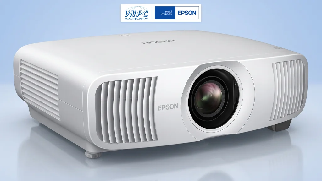 Epson EH-LS9000W trang bị hệ thống ống kính linh hoạt với khả năng dịch chuyển Lens Shift góc rộng cùng bộ nhớ 10 vị trí ống kính.